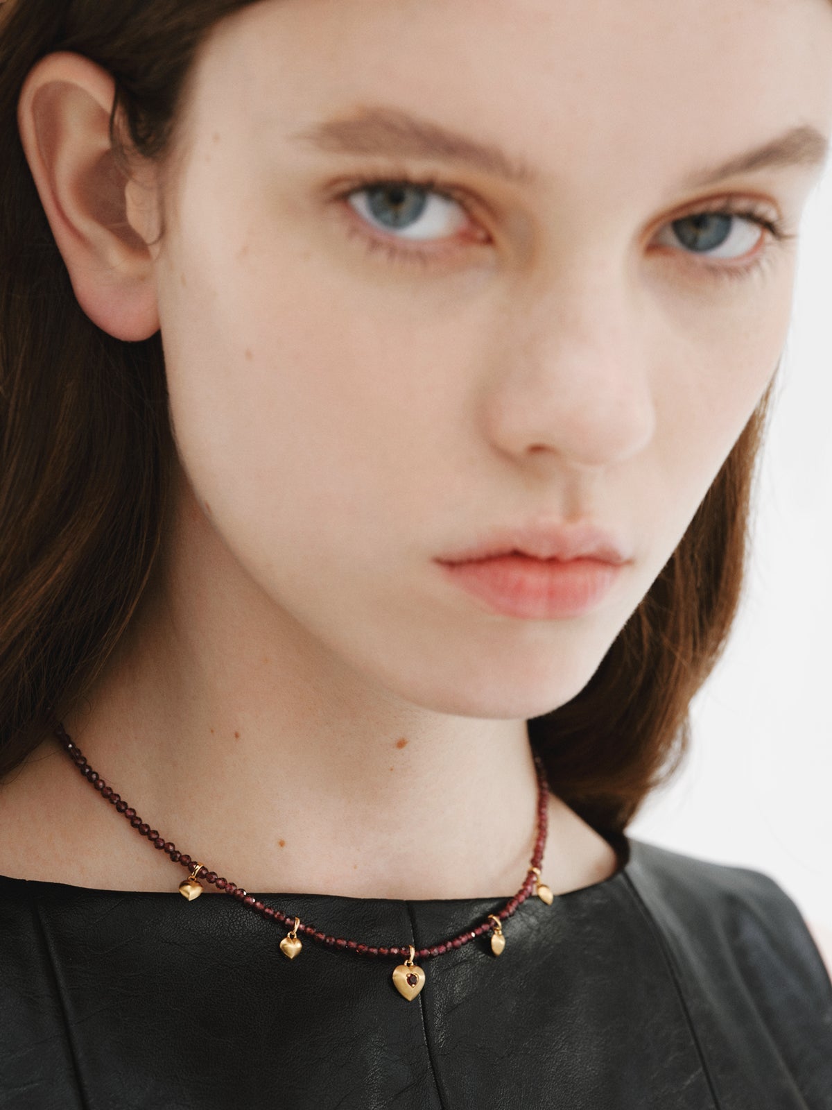 18K yellow gold plated silver necklace with garnet beads and heart motifs