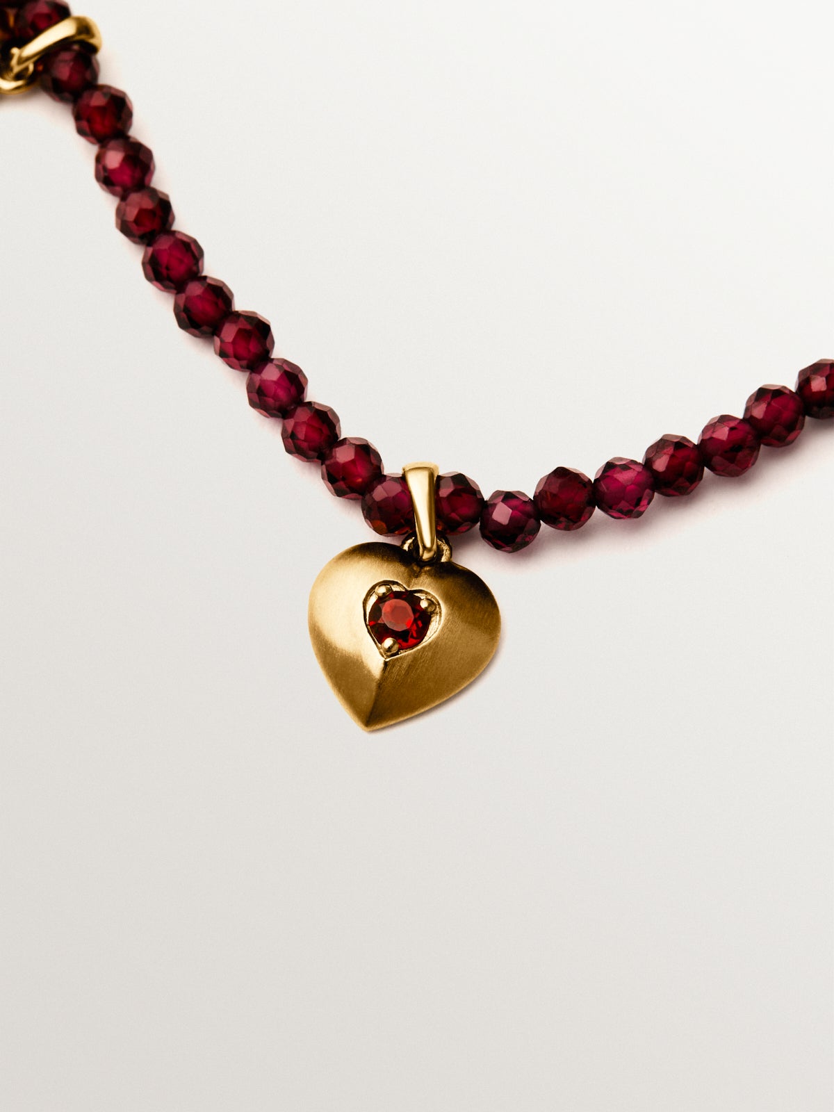 18K yellow gold plated silver necklace with garnet beads and heart motifs