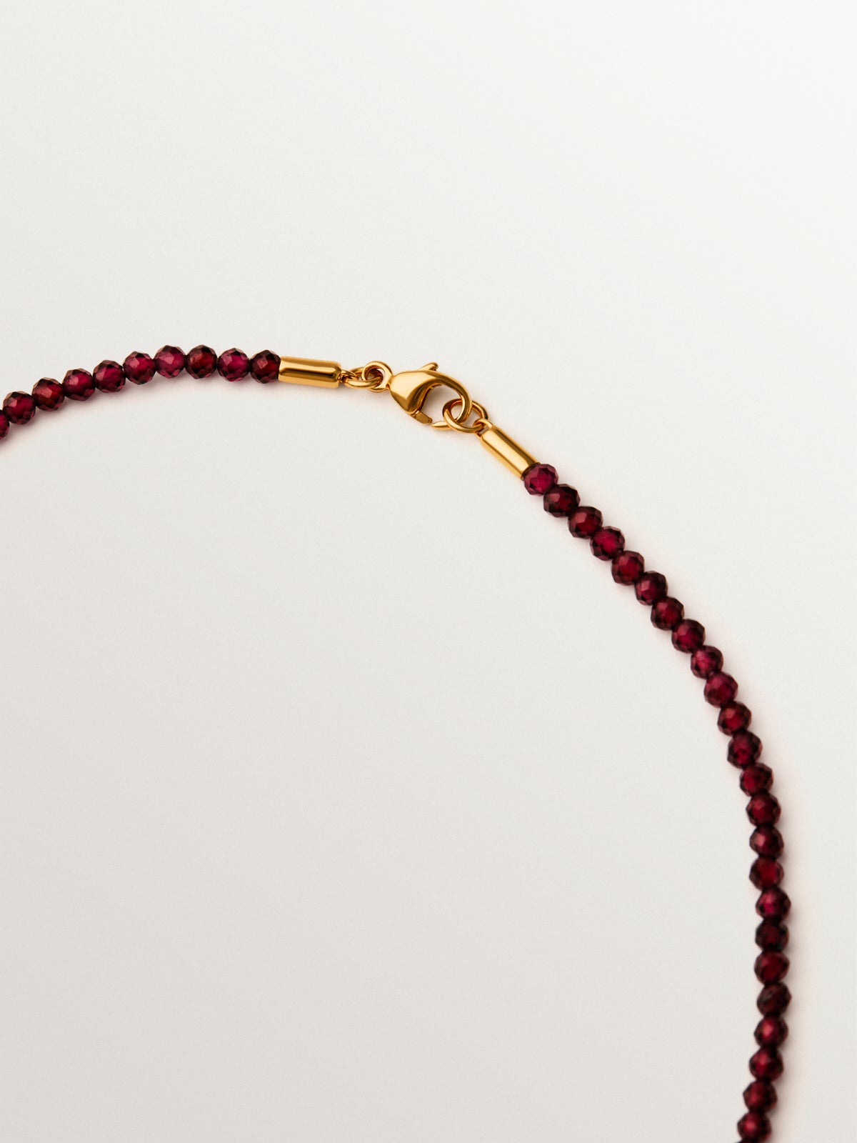 18K yellow gold plated silver necklace with garnet beads and heart motifs