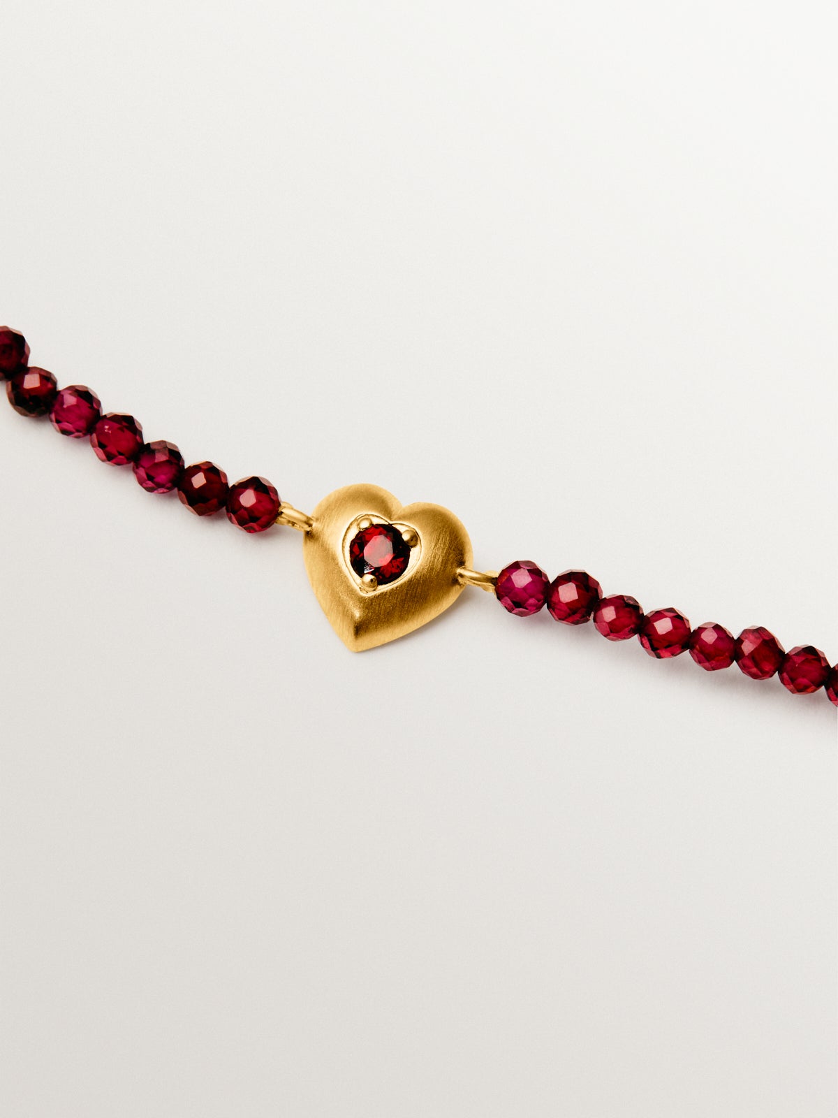 18K yellow gold plated silver bracelet with garnet beads and heart shape