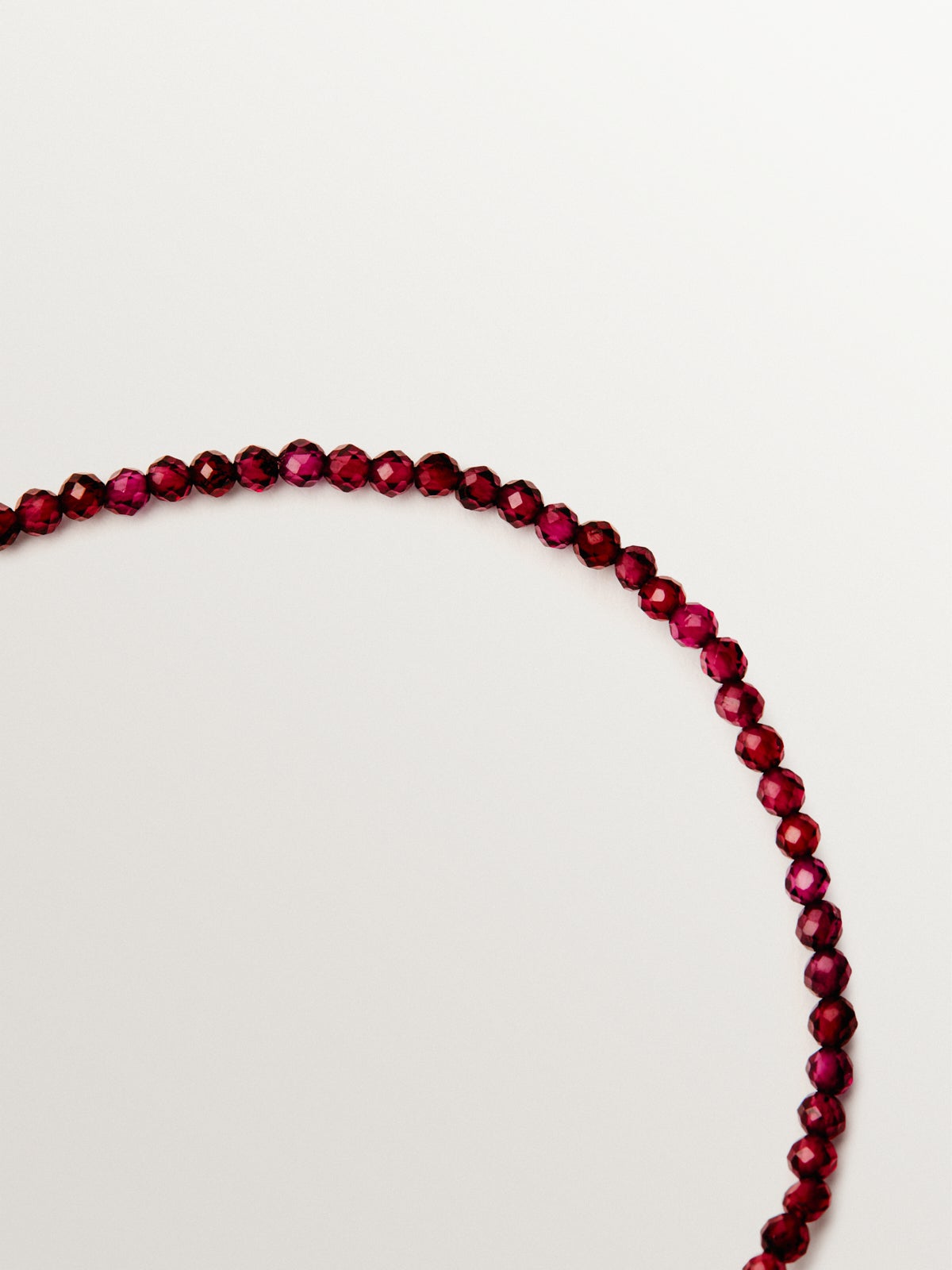 18K yellow gold plated silver bracelet with garnet beads and heart shape