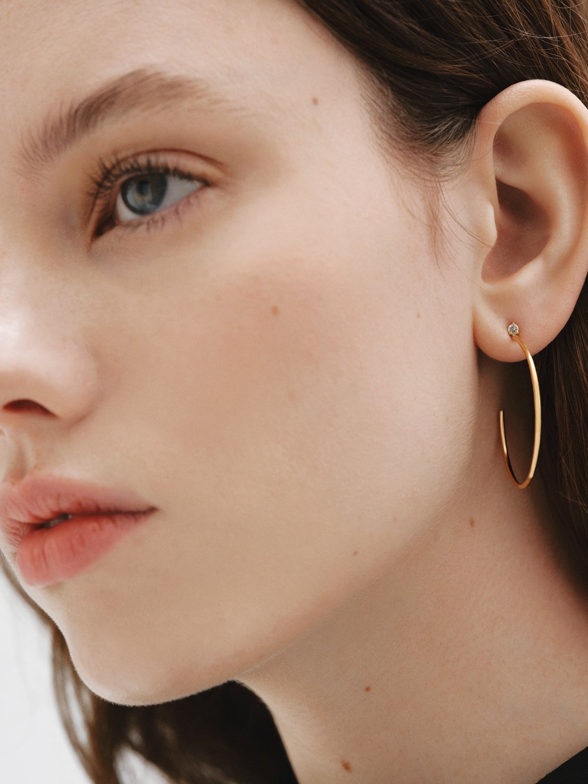 Large hoop earrings in 18K gold plated silver with white topaz
