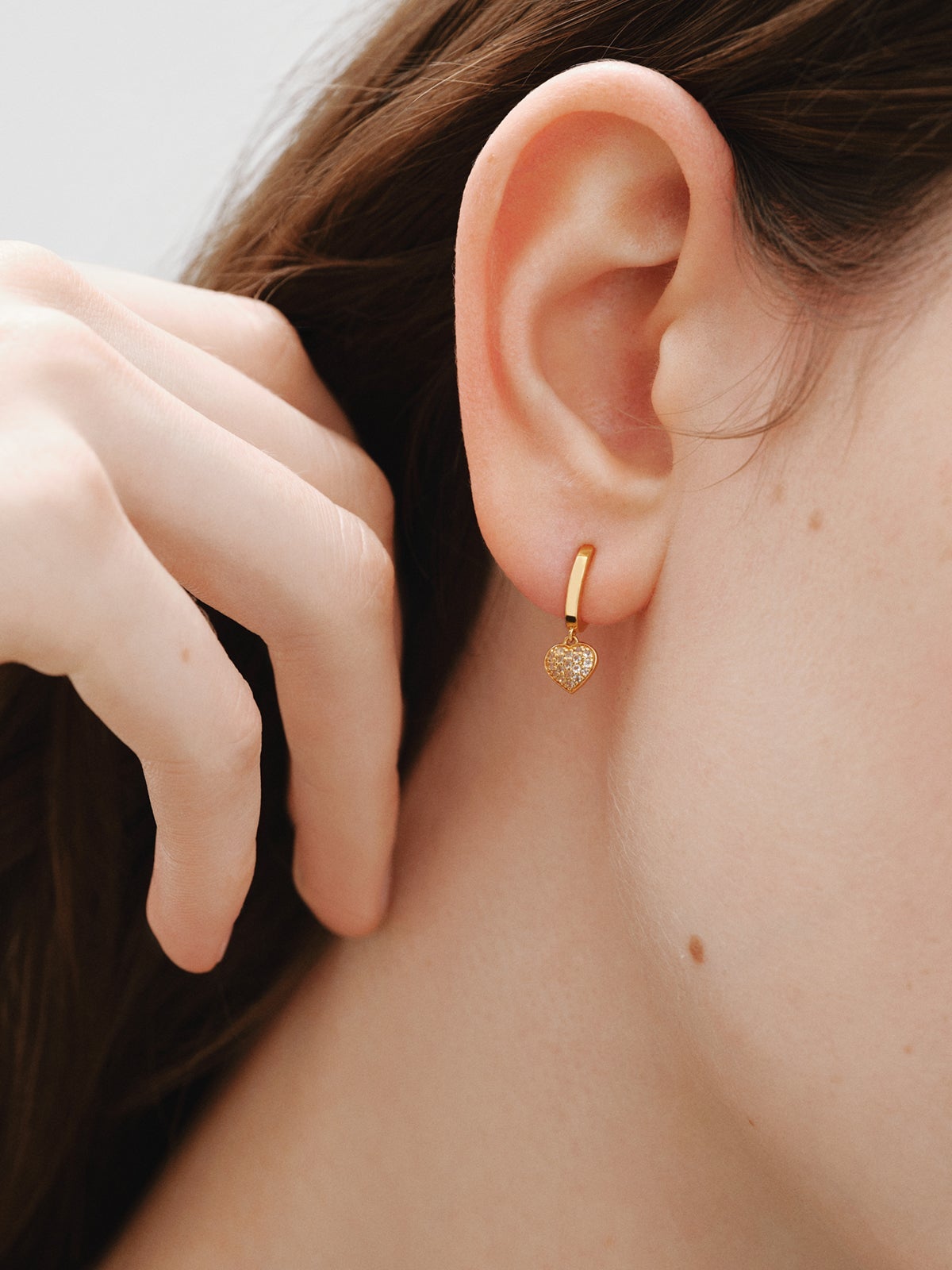 18K yellow gold plated silver hoop earrings, white topaz and heart shape