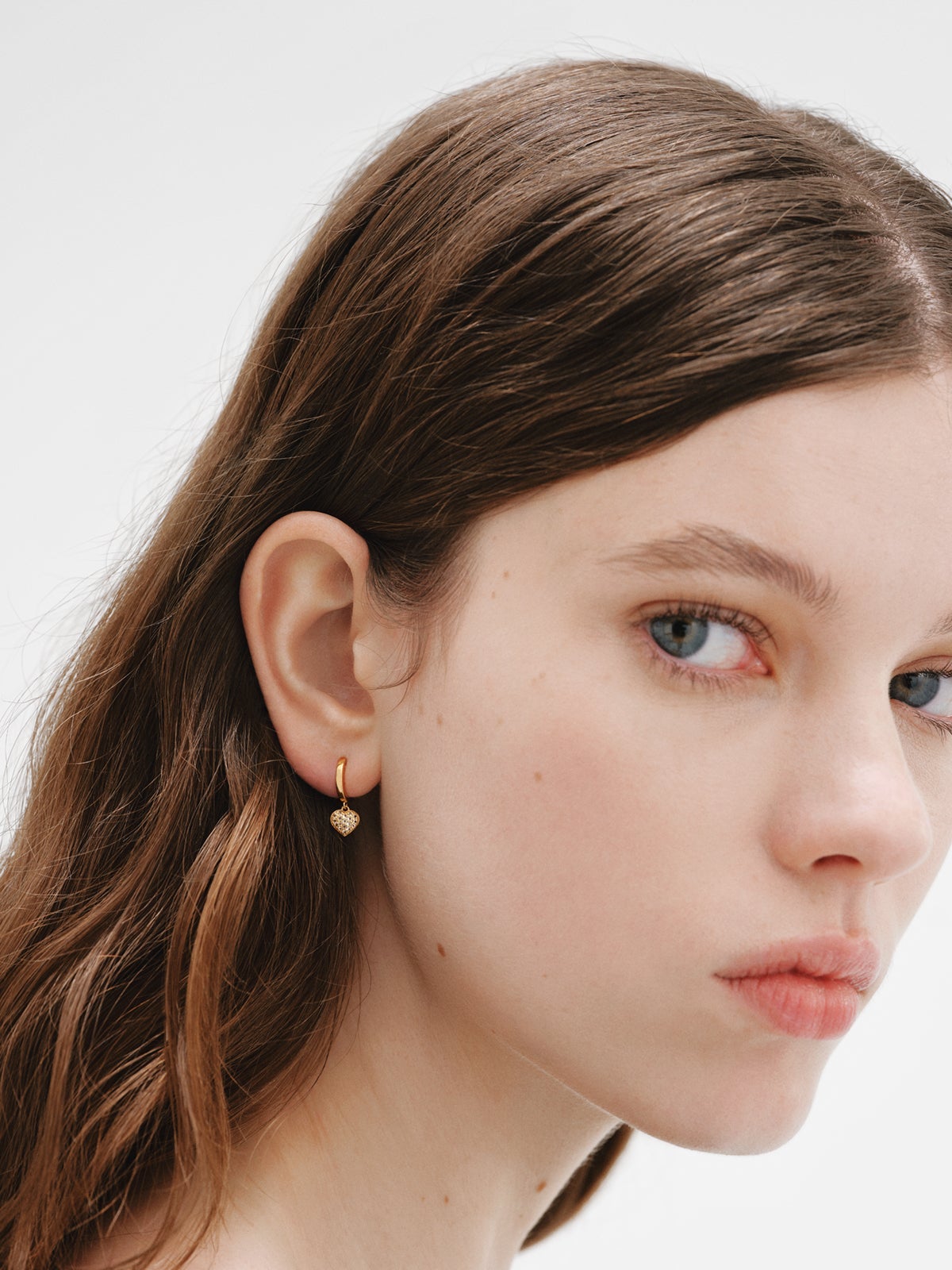 18K yellow gold plated silver hoop earrings, white topaz and heart shape