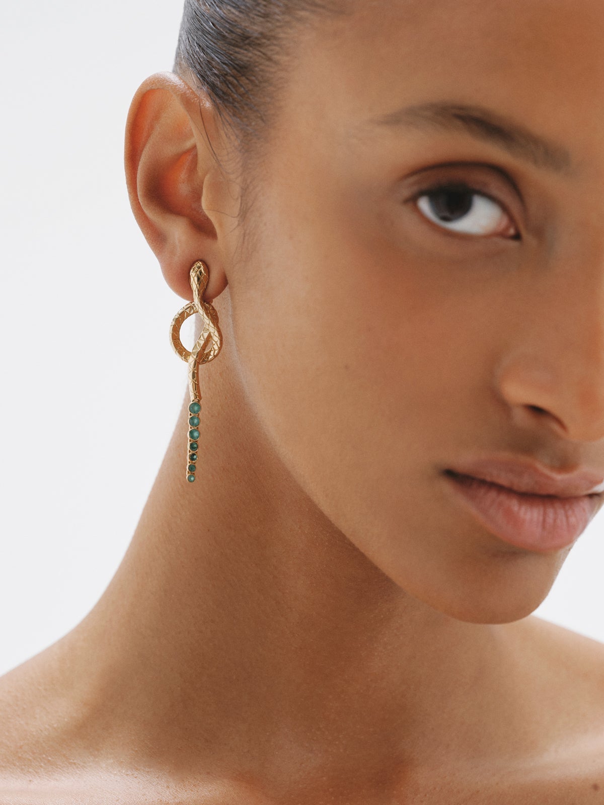 Long 925 silver earrings plated in 18K yellow gold with green onyx and shaped like a snake
