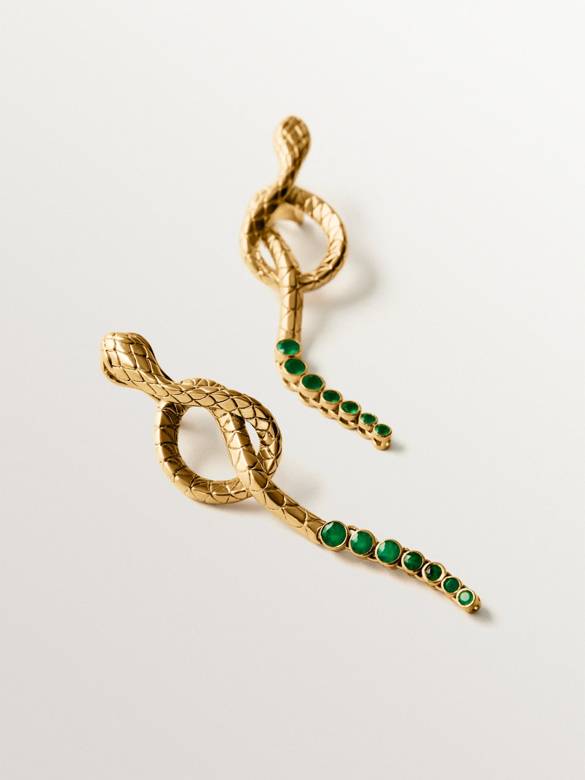 Long 925 silver earrings plated in 18K yellow gold with green onyx and shaped like a snake
