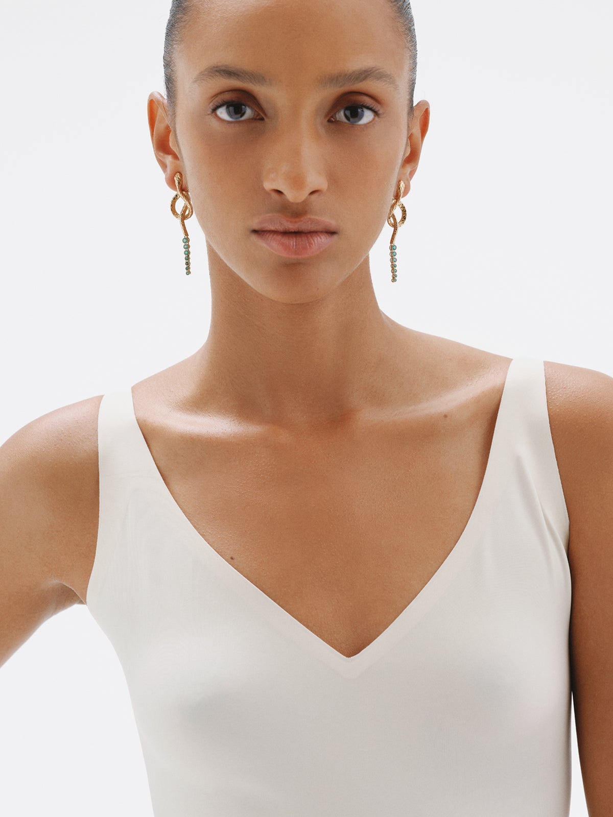 Long 925 silver earrings plated in 18K yellow gold with green onyx and shaped like a snake