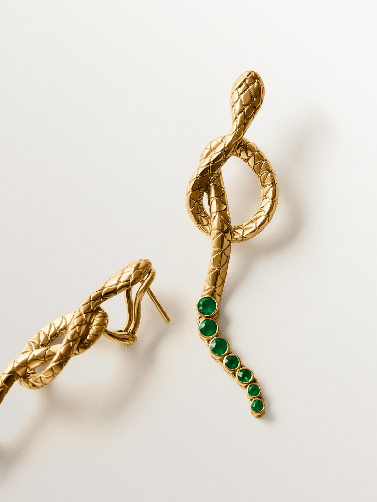 Long 925 silver earrings plated in 18K yellow gold with green onyx and shaped like a snake
