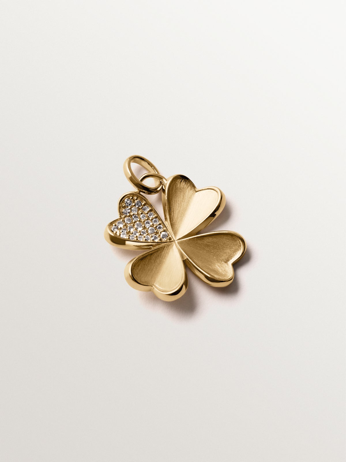 925 silver charm plated in 18K yellow gold with white topaz and clover shape
