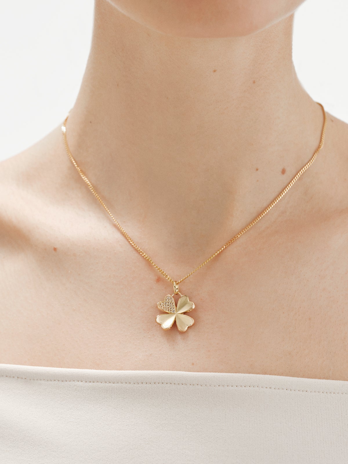 925 silver charm plated in 18K yellow gold with white topaz and clover shape