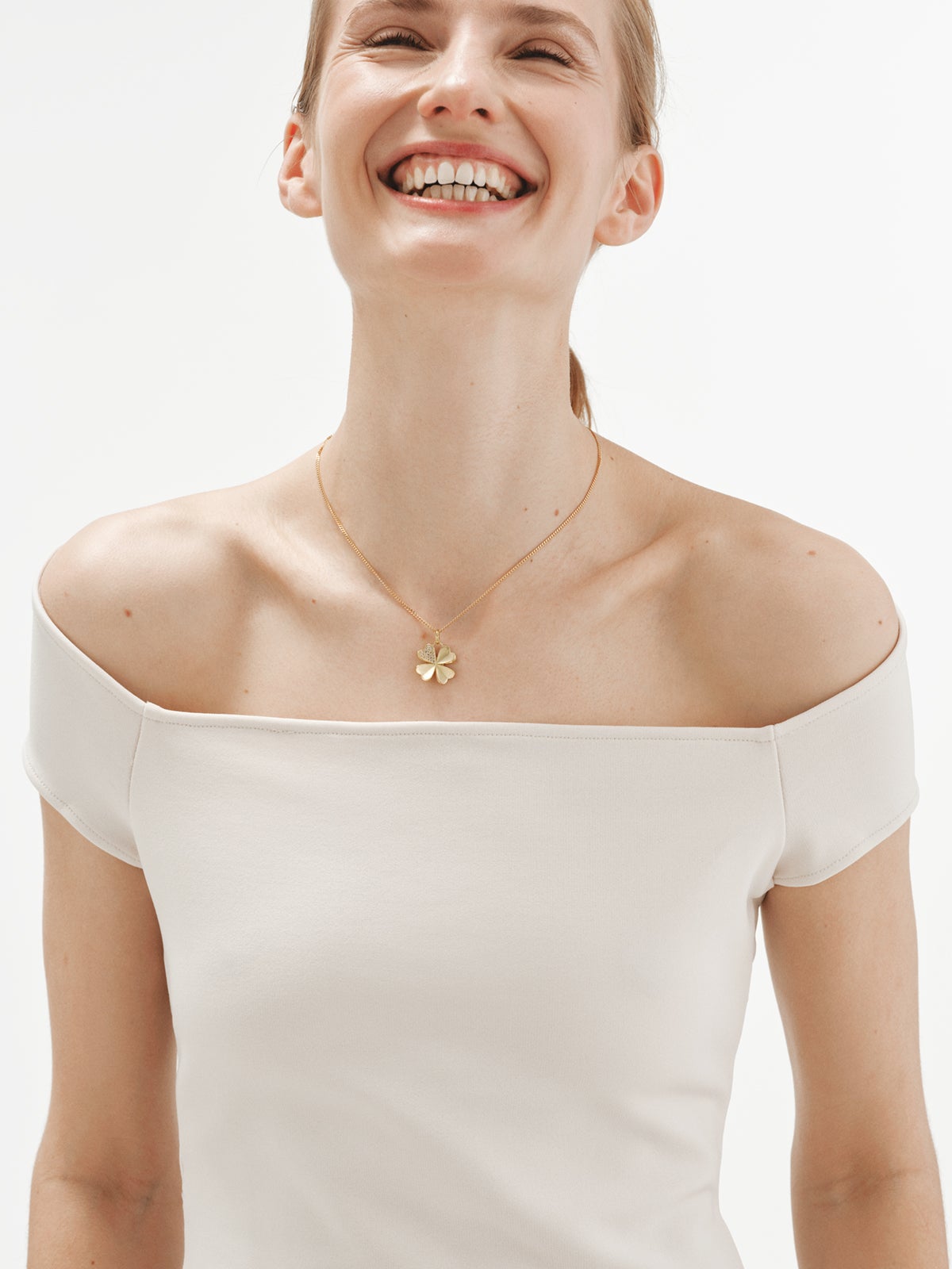 925 silver charm plated in 18K yellow gold with white topaz and clover shape