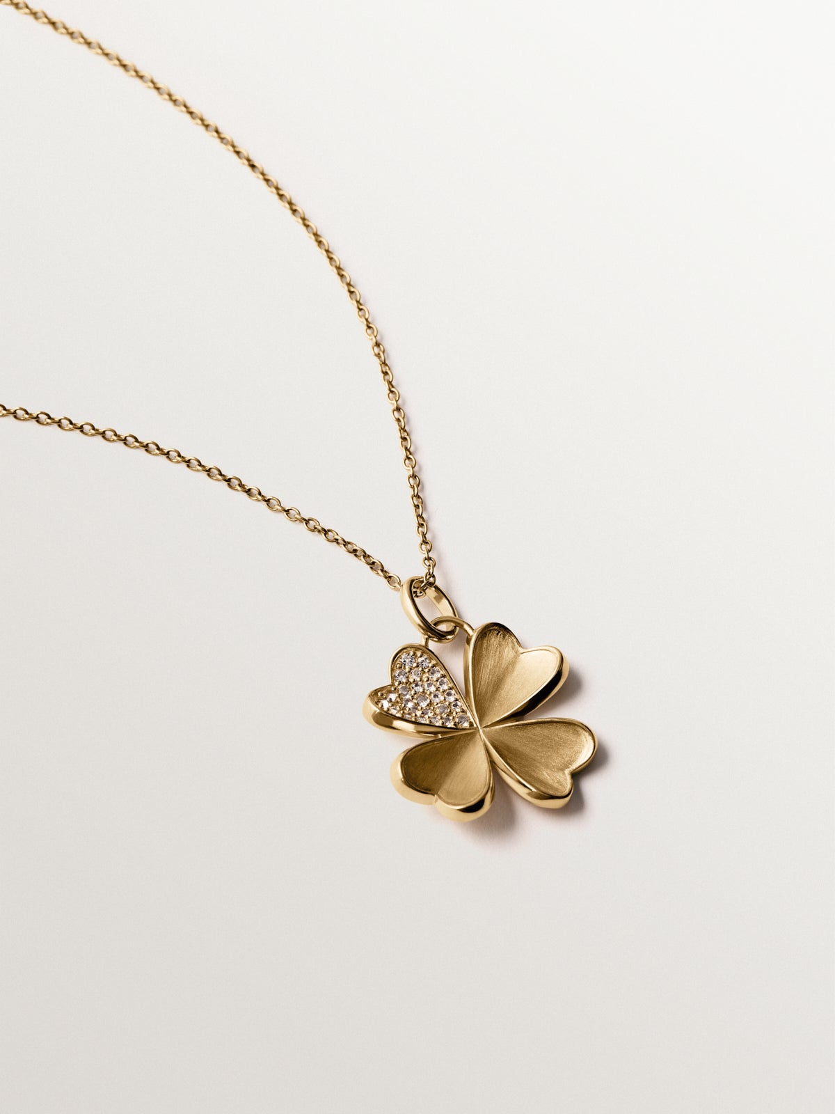 925 silver charm plated in 18K yellow gold with white topaz and clover shape