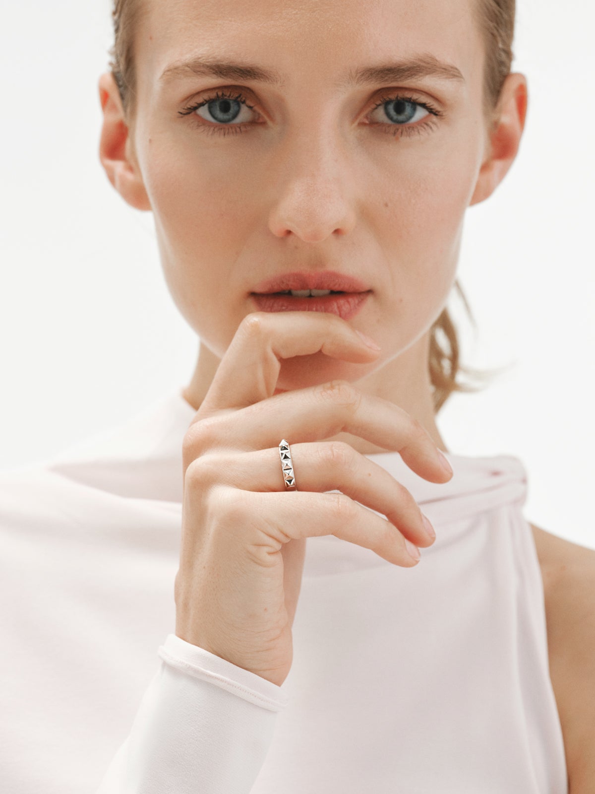 925 silver ring and studded motif