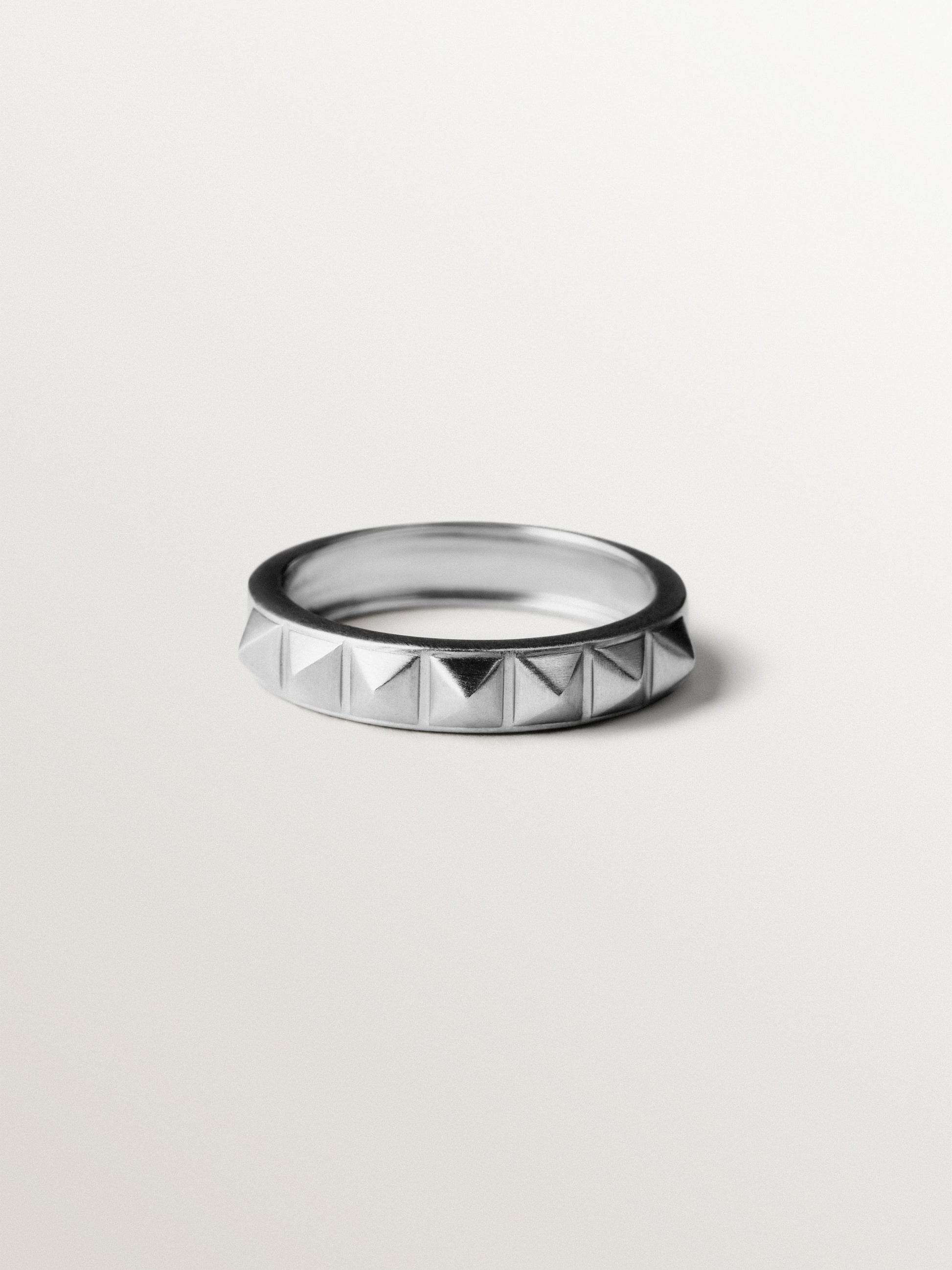 925 silver ring and studded motif