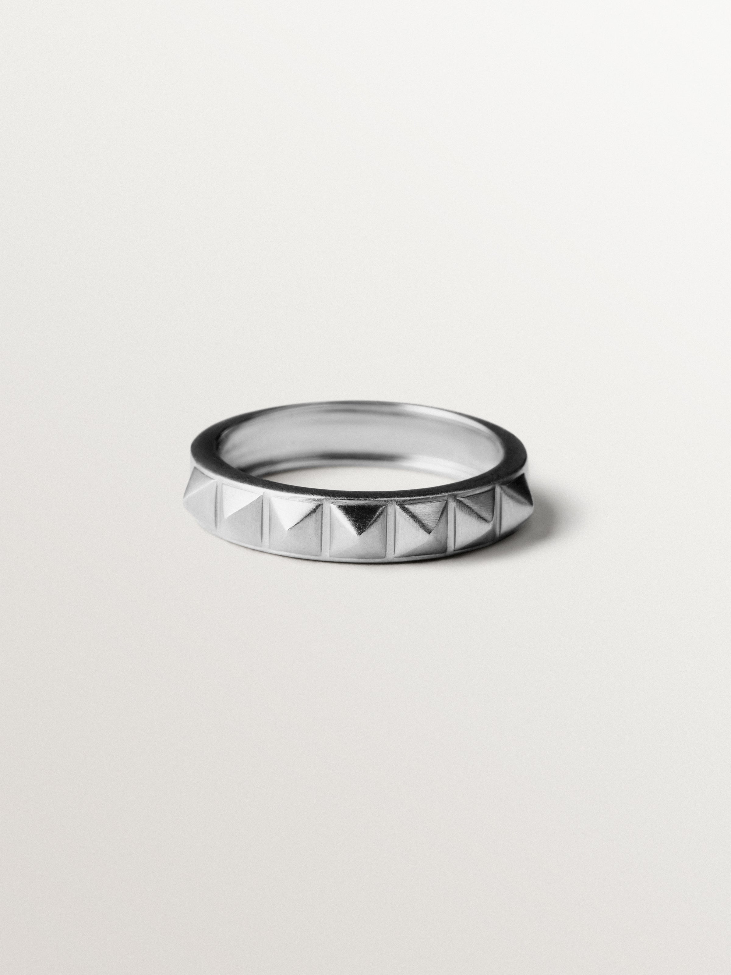 925 silver ring and studded motif