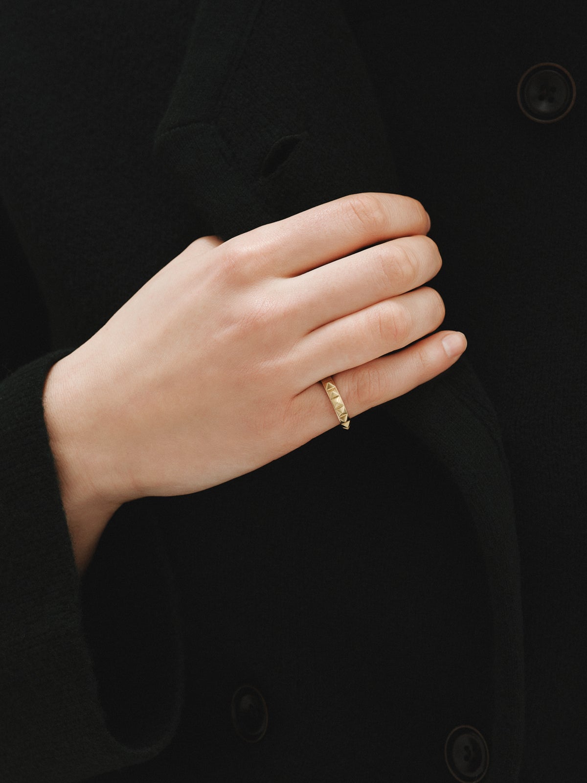 925 silver ring plated in 18K yellow gold and studded motif