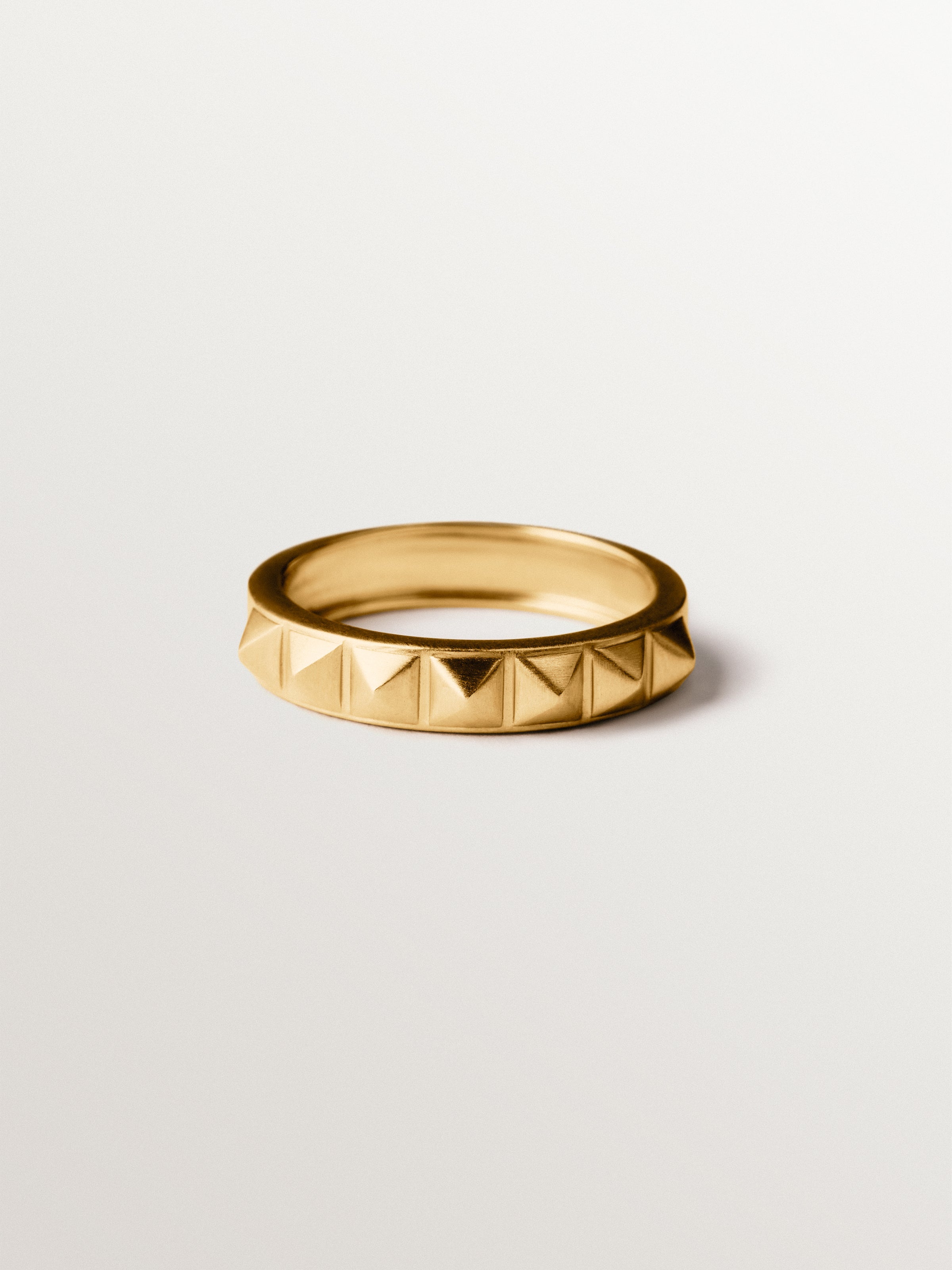 925 silver ring plated in 18K yellow gold and studded motif