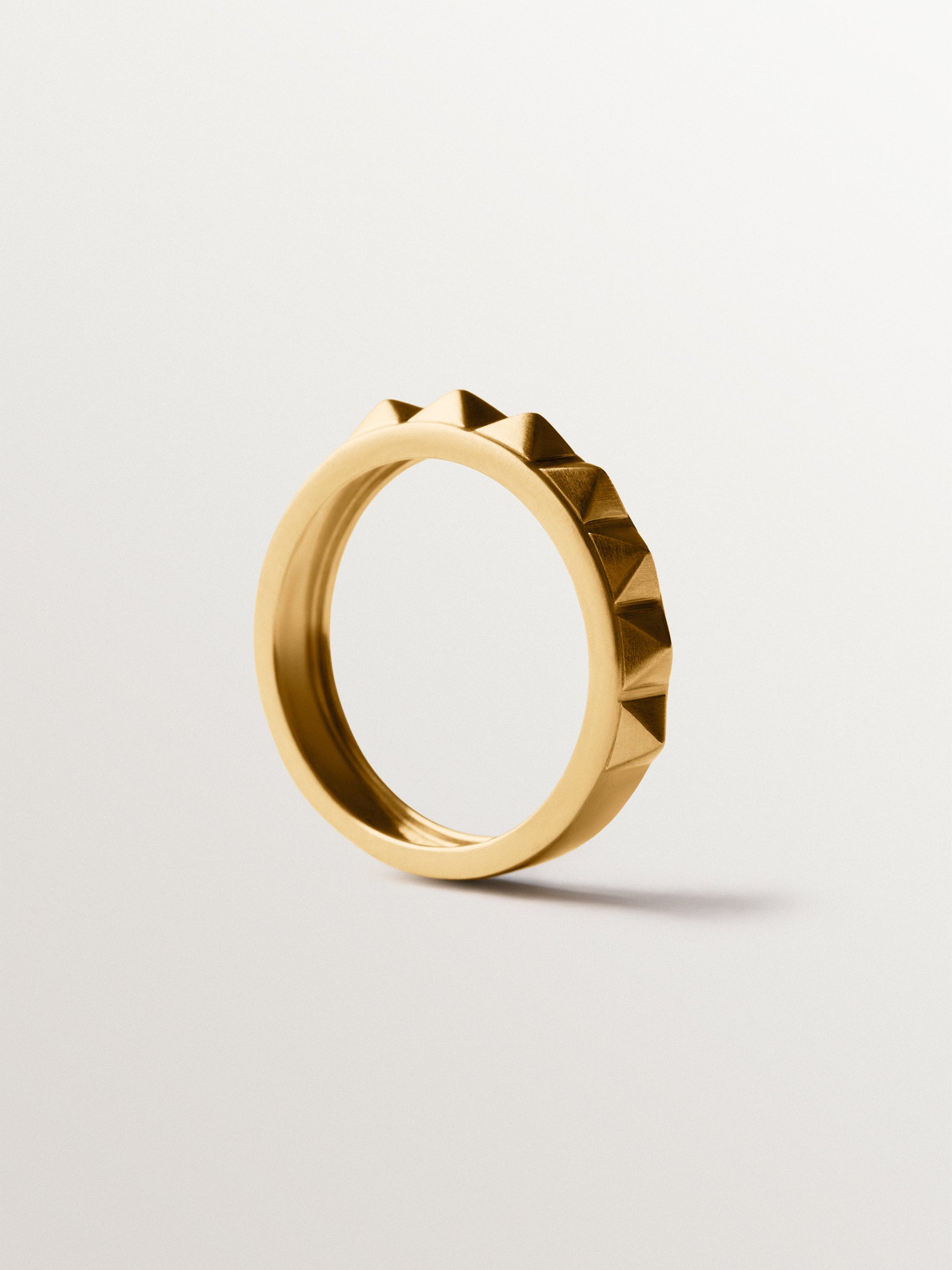 925 silver ring plated in 18K yellow gold and studded motif