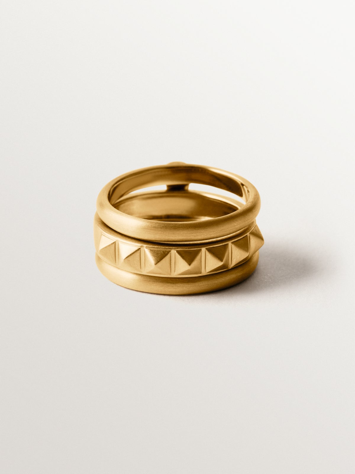 925 silver ring plated in 18K yellow gold and studded motif