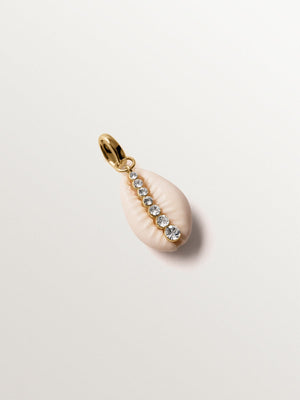 Charm de plata 925 bañada en oro amarillo de 18K con concha blanca y cristales