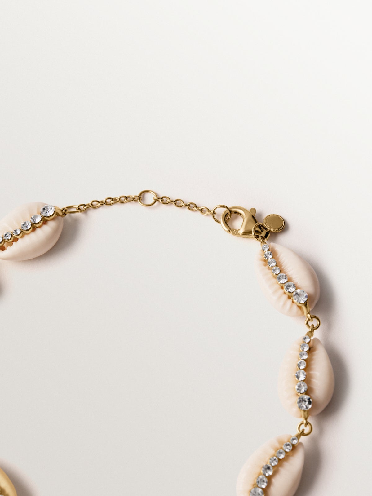 Pulsera de plata 925 bañada en oro amarillo de 18K con conchas blancas y cristales