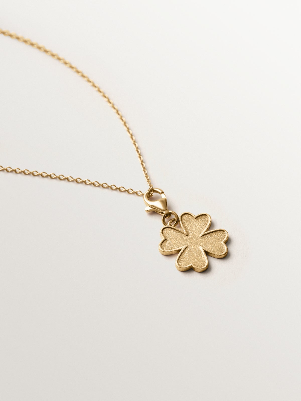 925 silver charm plated in 18K yellow gold in the shape of a clover