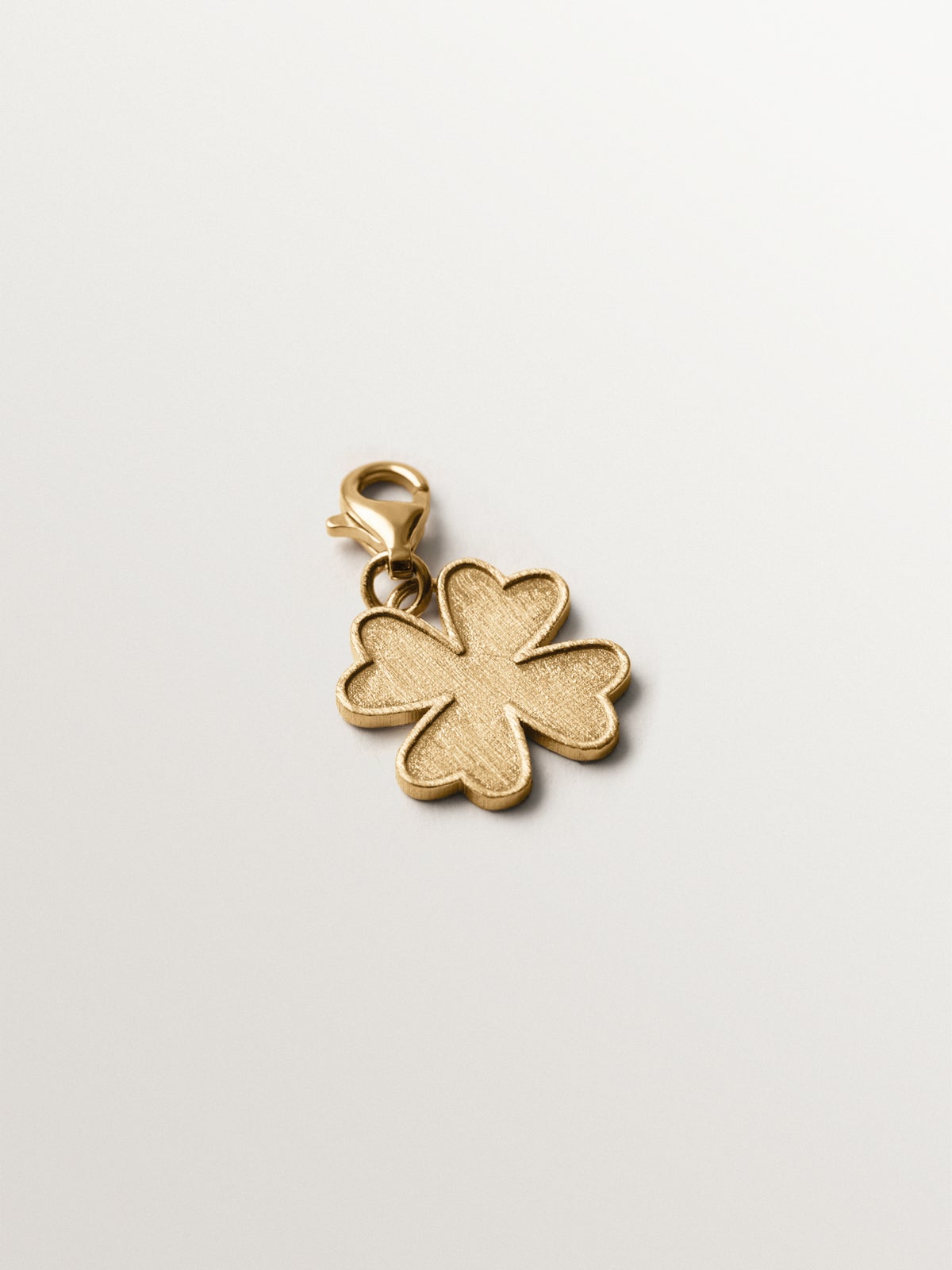 925 silver charm plated in 18K yellow gold in the shape of a clover