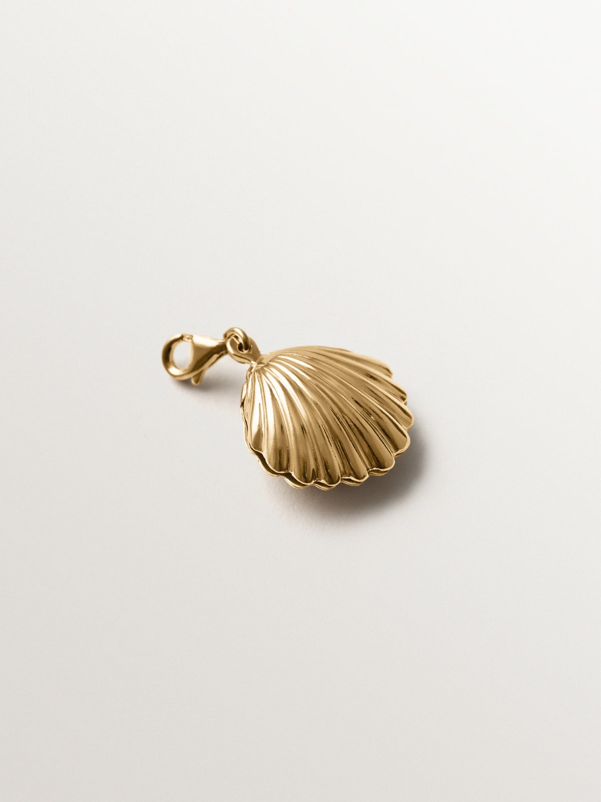 925 silver charm plated in 18K yellow gold and shell shape