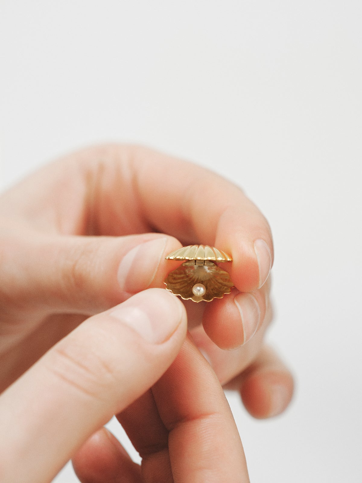 925 silver charm plated in 18K yellow gold and shell shape