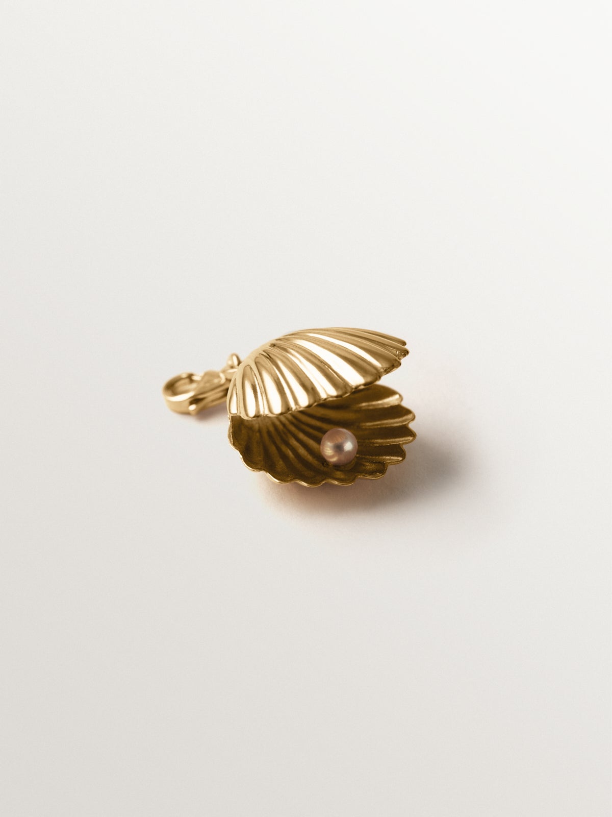 925 silver charm plated in 18K yellow gold and shell shape