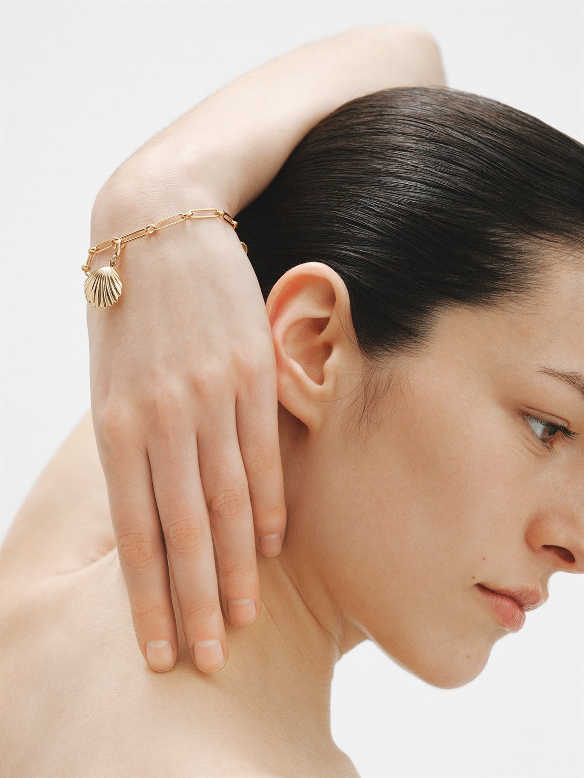 925 silver charm plated in 18K yellow gold and shell shape