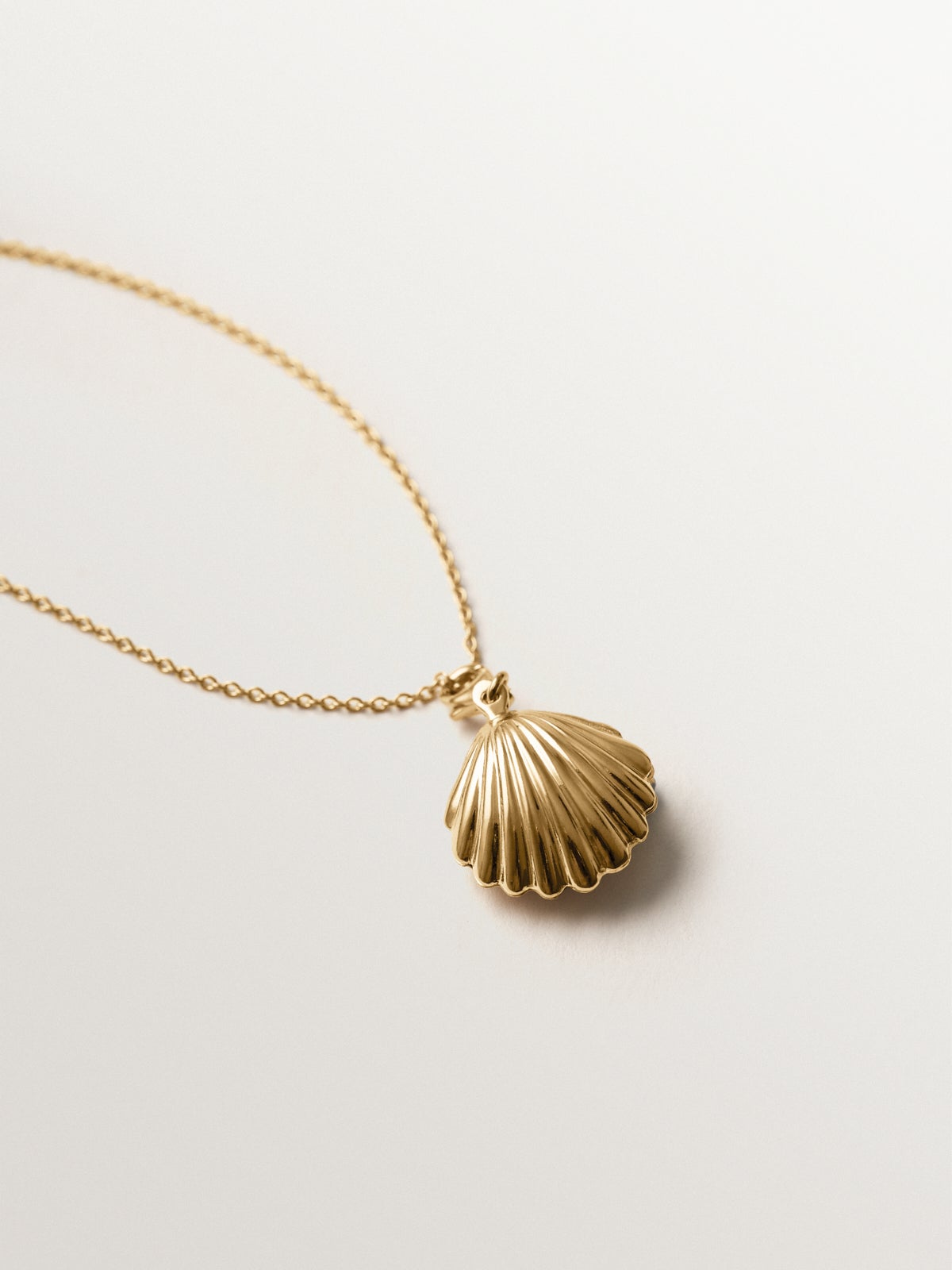 925 silver charm plated in 18K yellow gold and shell shape