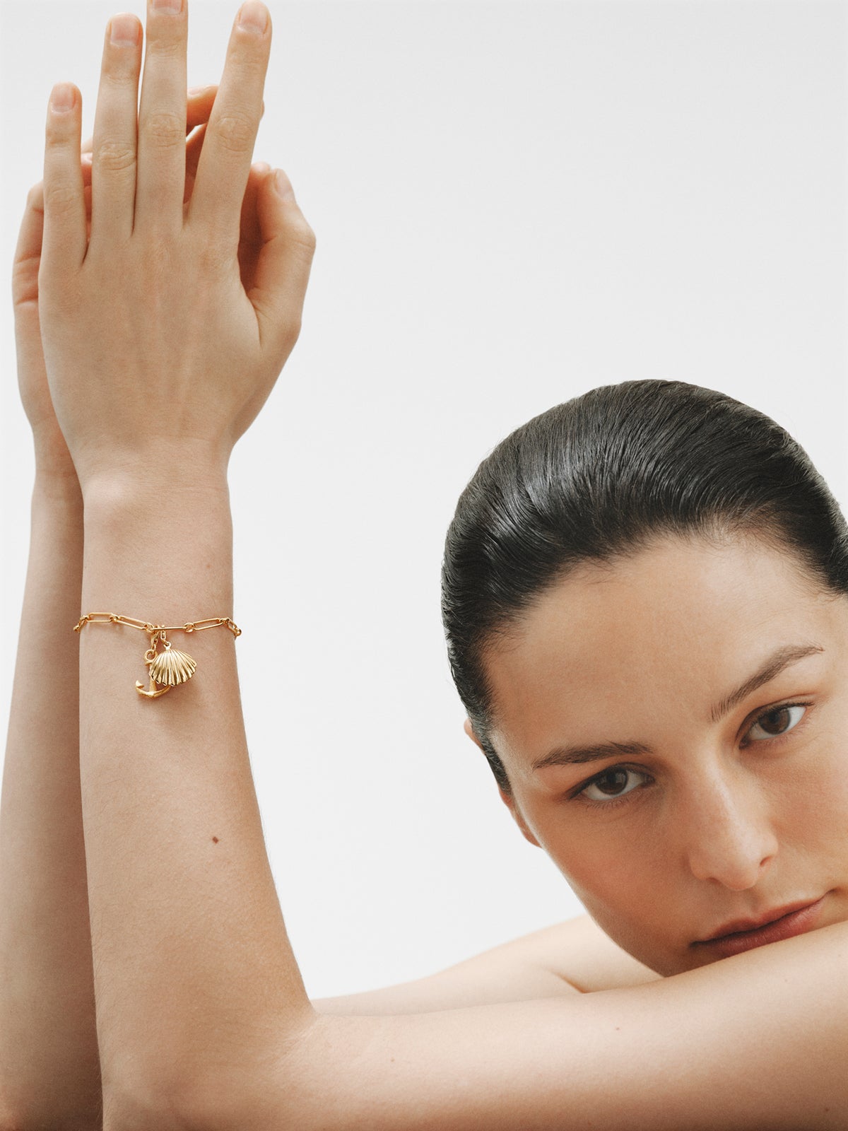 925 silver charm plated in 18K yellow gold and shell shape