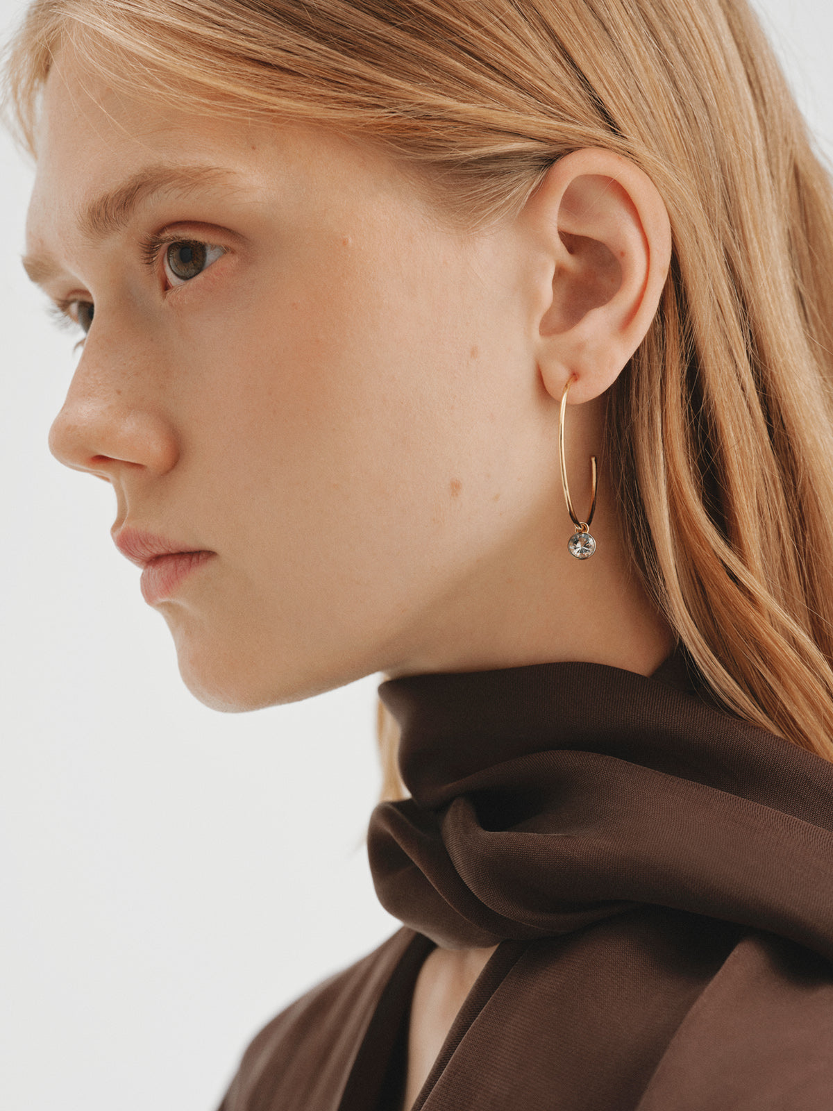 Large two-tone hoop earrings in 925 silver plated in 18K yellow gold with white topaz