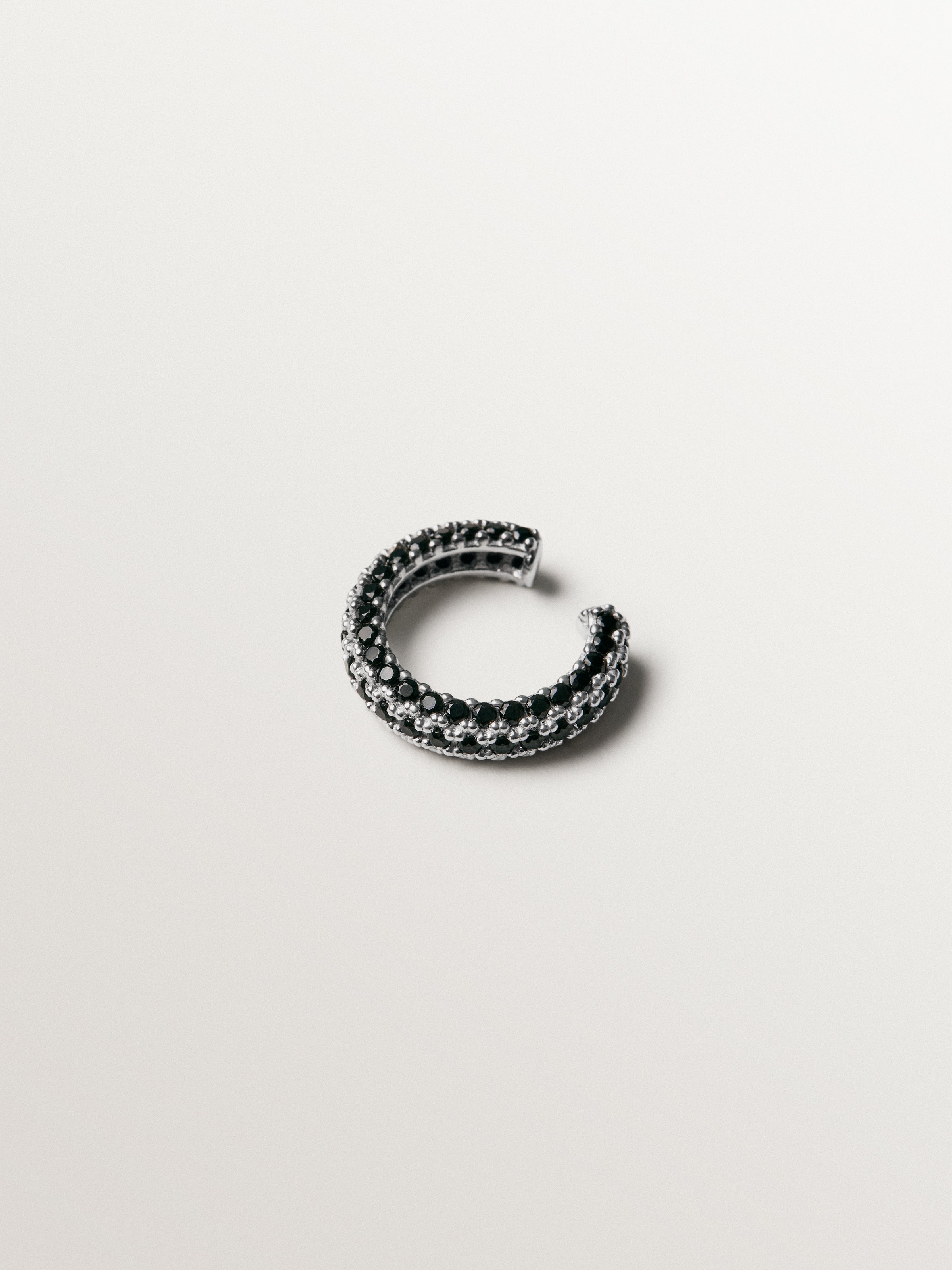 Earcuff de plata 925 bañada en oro amarillo de 18K con cristales negros