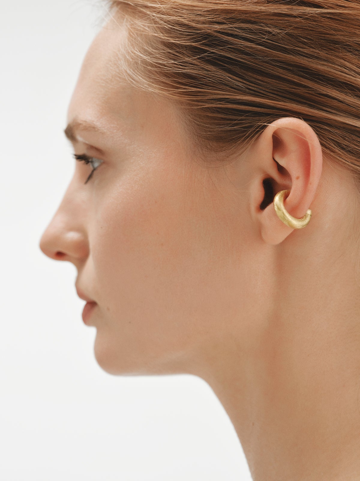 Thick 925 silver earcuff plated in 18K yellow gold with brushed effect