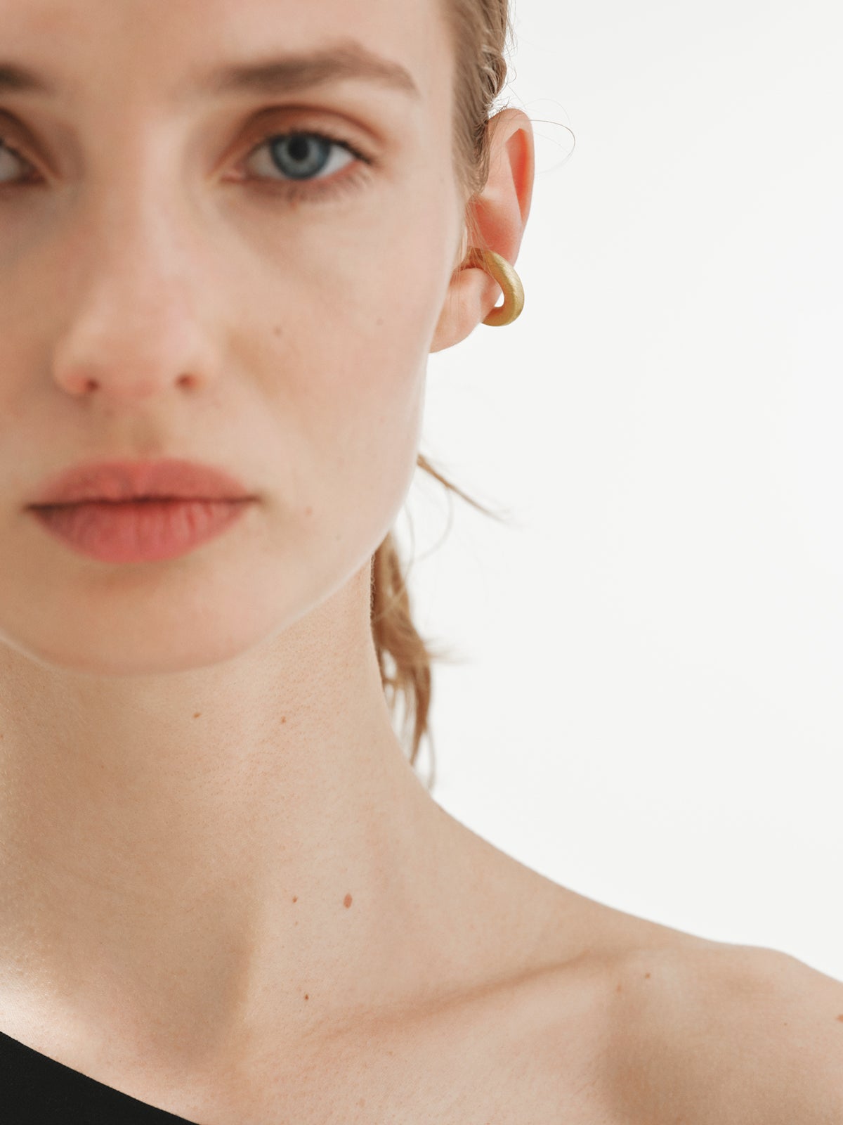 Thick 925 silver earcuff plated in 18K yellow gold with brushed effect