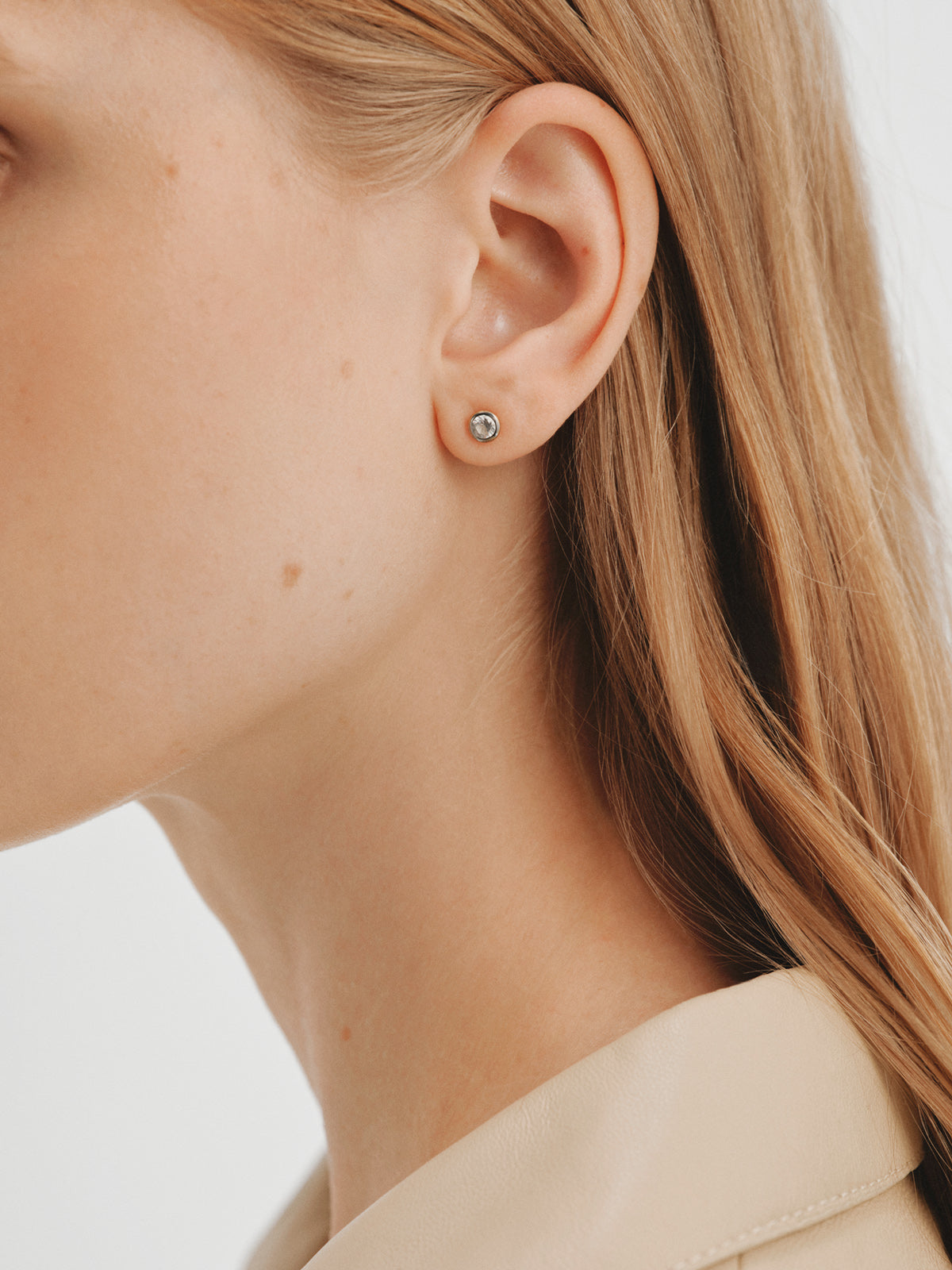 Two-tone earrings in 925 silver plated in 18K yellow gold with white topaz