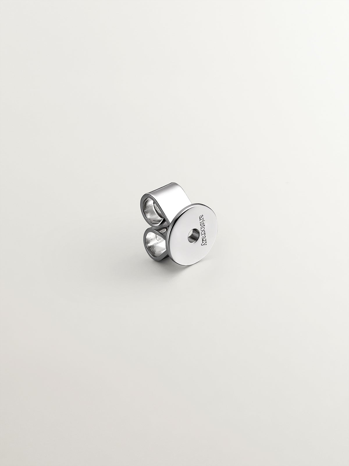 Butterfly style snap closure in 18K white gold