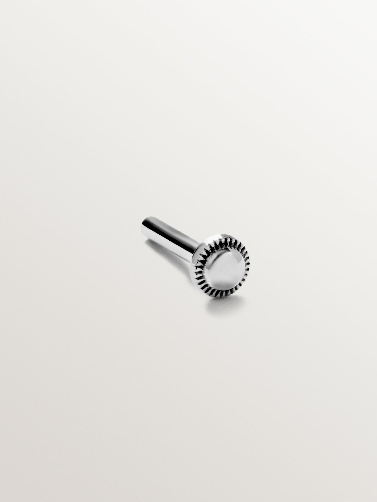 Piercing de oro blanco de 18K con zafiro azul  y diamantes