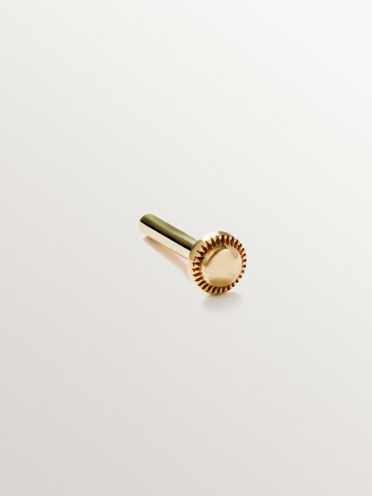 Piercing de oro amarillo de 18K con cuarzos citrinos amarillos, zafiros blancos y esmeraldas verdes